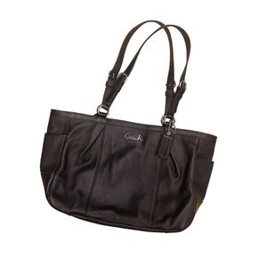 gorgeous coach bag in impeccable condition 💗